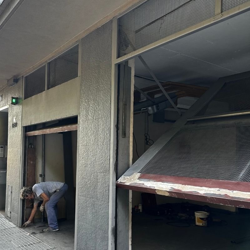 Cambio de zócalos inferiores en dos portones levadizos. Reemplazo de los zócalos inferiores en dos portones levadizos, uno principal y otro secundario de cochera. Los paneles originales estaban deteriorados, por lo que se instalaron nuevos zócalos de hierro estructural de 2.5 mm para mayor resistencia. Trabajo realizado por HERREELEC.